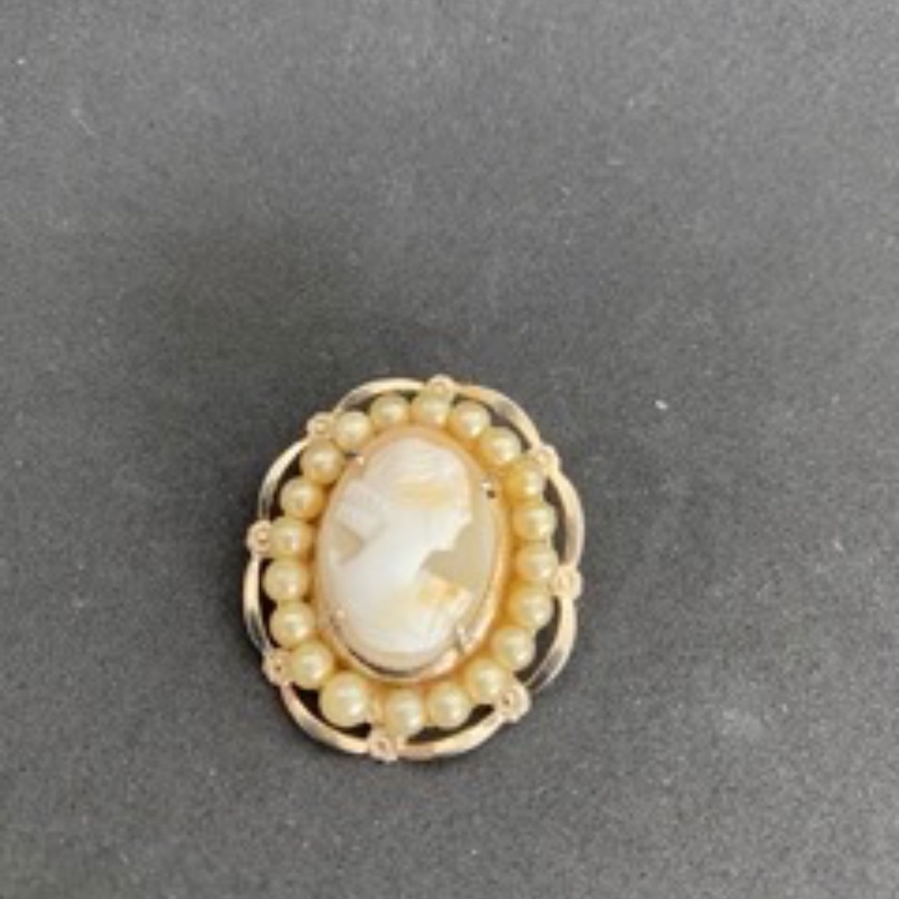 Vintage Cameo brooch Pin